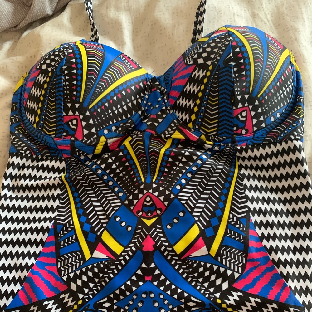 Colorful and New! One piece swimsuit 🏊🏽‍♀️